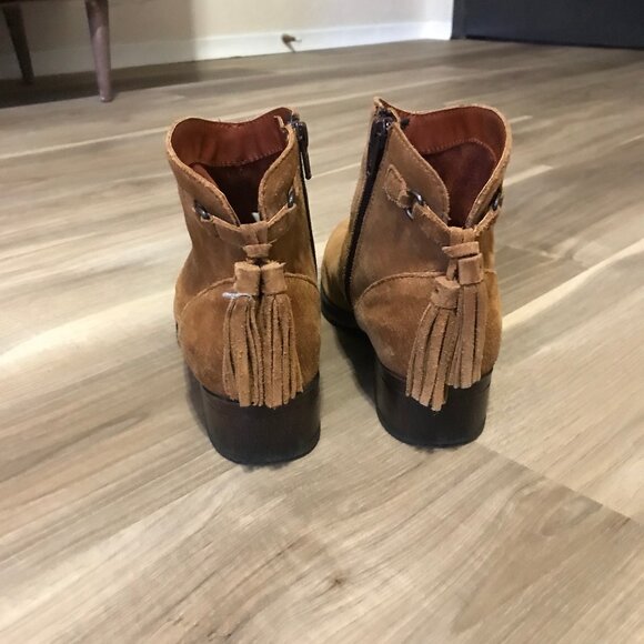 B.O.C. Ladies Tan Suede Leather Ankle Boots With Tassels Size 6 - Picture 3 of 6